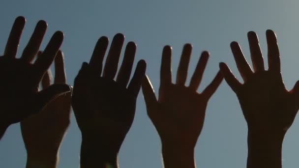 Молодые Счастливые Люди Поднимают Машут Руками Отдыхают Фестивале Открытого Пространства — стоковое видео