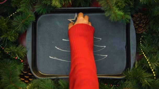 Vrouwen Versieren Geschilderd Met Crème Oven Tray Kerstboom Met Ster — Stockvideo