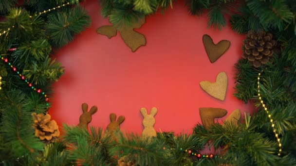 Lebkuchen Tanzen Auf Geschmückten Fichtenzweigen Hintergrund Weihnachten — Stockvideo