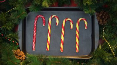 Kalp, mutlu kutlama şekillendirme tepsi pişirme üzerinde hareketli çizgili şekerler