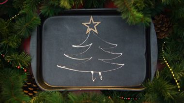 İyi adam ahşap yıldız şekli ağacı süsleme ile krem fırın tepsisi xmas ağacı üzerinde çekti