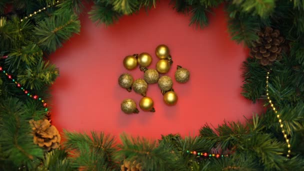 Золоті Різдвяні Кульки Формують Коло Прикрашеному Фоні Ялинових Гілок — стокове відео