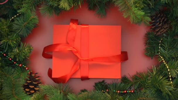 Αποδέσμευση Κόκκινη Κορδέλα Και Giftbox Ξύλινα Χριστουγεννιάτικα Παιχνίδια Άνοιγμα Διακόσμηση — Αρχείο Βίντεο