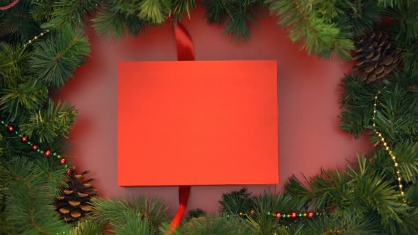 Satinband Das Sich Große Rote Geschenkbox Wickelt Und Süßer Schleife — Stockvideo