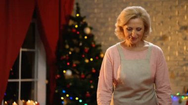 Geleneksel bisküvi, pişirme çanağı köpüklü Xmas ağacı holding emekli Bayan