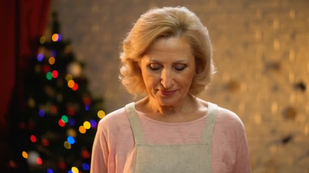 Ältere Dame Kocht Traditionelle Weihnachts Schokoladenmuffins Und Wartet Familie Auf — Stockvideo