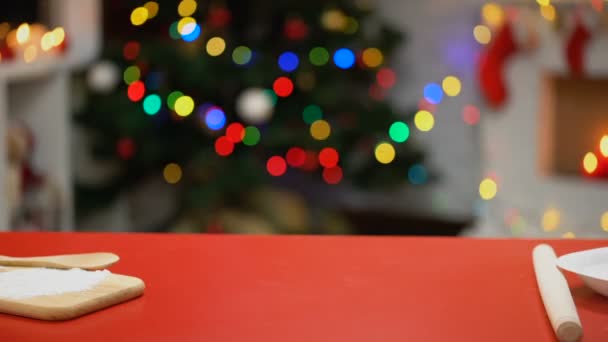 Dame Stellt Teller Mit Keksen Auf Den Tisch Traditionelle Weihnachtsfeier — Stockvideo