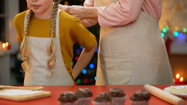 Бабуся Дівчина Готується Готувати Різдво Печиво Сімейного Торжества Свята — стокове відео