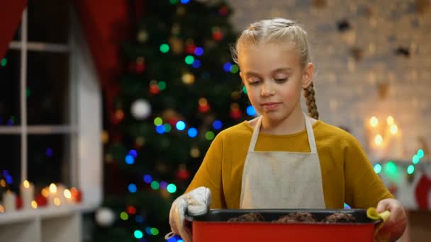 Schattig Meisje Ruiken Chocolade Muffins Schotel Traditionele Kerst Voorbereidingen — Stockvideo
