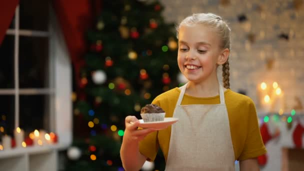 Pequena Menina Feliz Segurando Prato Com Muffin Choco Preparações Antes — Vídeo de Stock