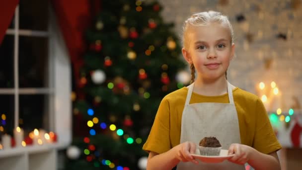 Menina Adorável Mostrando Muffin Câmera Sorrindo Atmosfera Feliz Natal — Vídeo de Stock