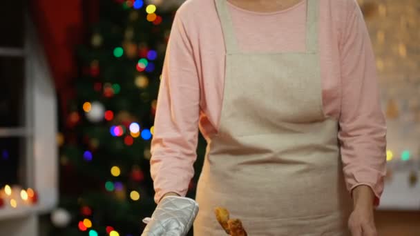 Senhora Tomando Frango Assado Mesa Preparações Para Natal Com Família — Vídeo de Stock