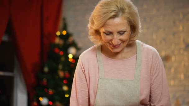 Жінка Яка Відчуває Запах Смаженої Курки Різдвяні Вогні Блищить Фоні — стокове відео