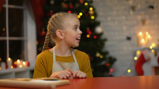 Roztomilá Dívka Snaží Dotknout Pečené Kuře Babička Neumožňuje Vánoce — Stock video