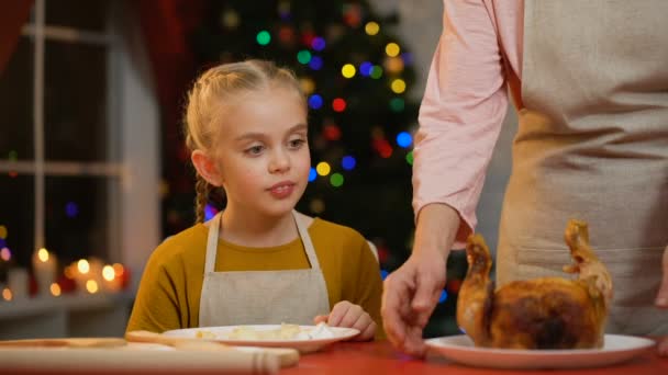 Niña Ayudando Abuela Servir Mesa Navidad Decoraciones Brillantes — Vídeo de stock