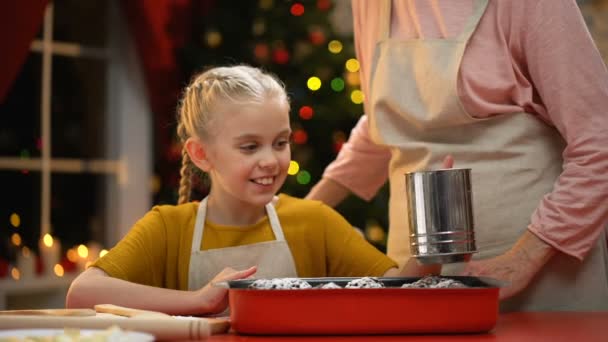 Mädchen Bestreut Traditionelle Weihnachtsmuffins Mit Zucker Glückliche Kindheitserinnerungen — Stockvideo