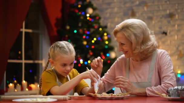 Exalterad Tjej Dekorera Xmas Cookies Med Mormor Festlig Familjetraditioner — Stockvideo