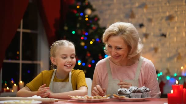 Hermosa Señora Anciana Chica Divirtiéndose Preparando Galletas Navidad Feliz Fiesta — Vídeos de Stock