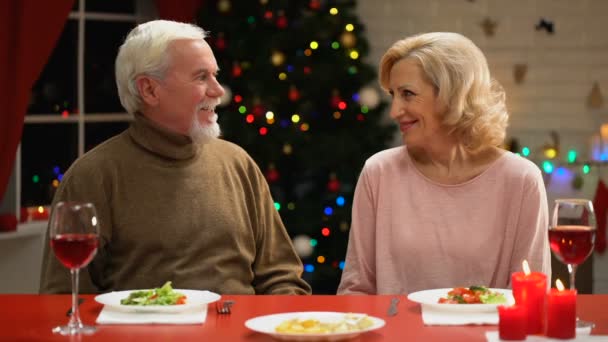 Retiree Maschio Dando Sorridente Portagioie Femminile Sorpresa Natale Vigilia Festa — Video Stock