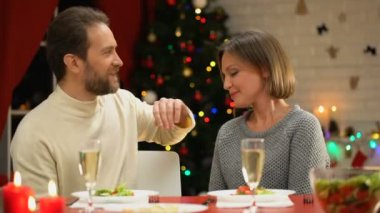 Orta yaşlı adam şefkatle Noel arifesinde, Aile ilişkilerinde sevgi dolu karısı öpüşme