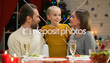 Mutlu anne çok güzel kızı öpüşme Xmas gecesi, aile kutluyor tatil