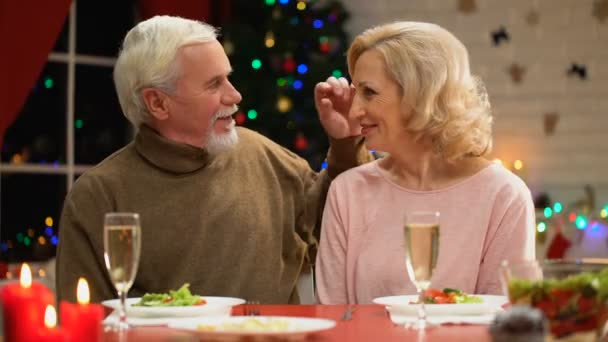 Söta Åldrande Man Och Kvinna Som Firar Jul Tillsammans Romantisk — Stockvideo