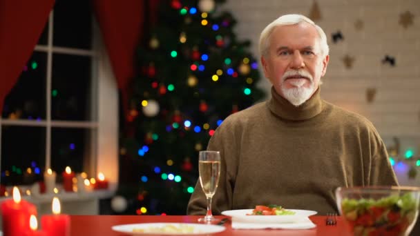 Uomo Triste Che Festeggia Natale Solo Guardando Alla Telecamera Servizi — Video Stock