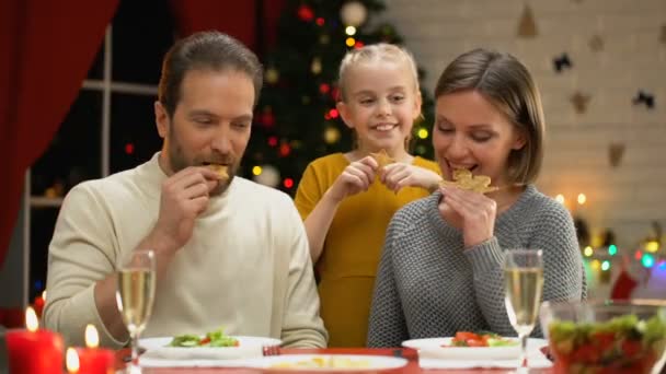 Glad Familj Äta Traditionella Xmas Cookies Ser Att Kamera Traditioner — Stockvideo