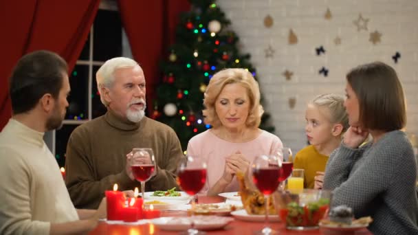 伝統的な家族のクリスマスの食事 キリスト教への信仰に祈り — ストック動画