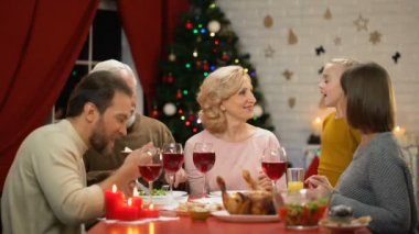 Büyükanne ve büyükbaba, sarılma mutlu sevimli kız aile geleneksel Noel yemeği