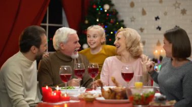 Mutlu aile komik hikayeler anlatmak Xmas yemekte sohbet Xmas mucizevi zaman