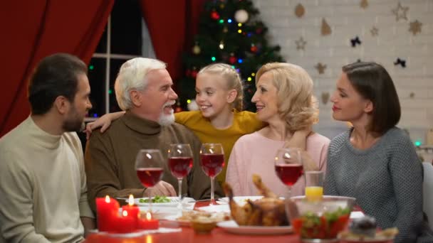 Großeltern Küssen Kleines Mädchen Große Familie Beim Weihnachtsessen Glückliche Zeit — Stockvideo