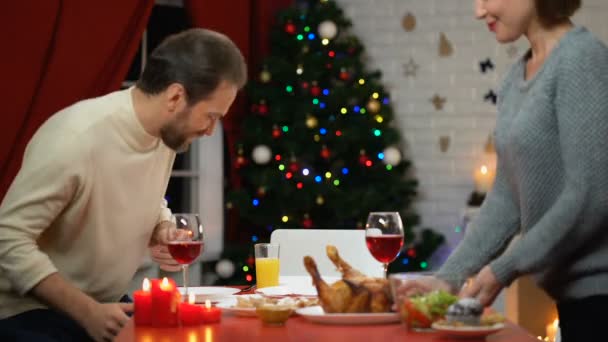 Familia Feliz Tener Una Cena Navidad Saludable Decoraciones Brillantes Árbol — Vídeo de stock