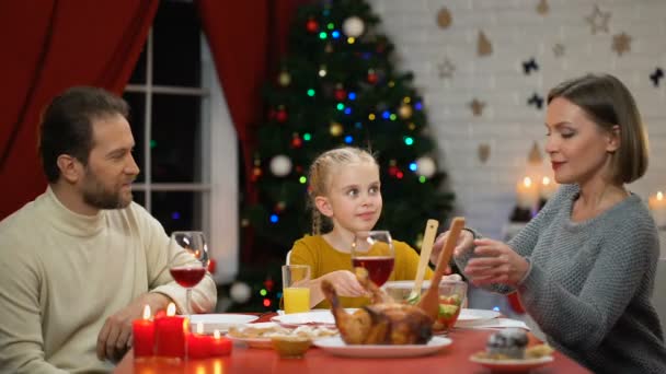 Mor Som Serverar Sallad Tallrikar Lycklig Familj Äter Middag Xmas — Stockvideo