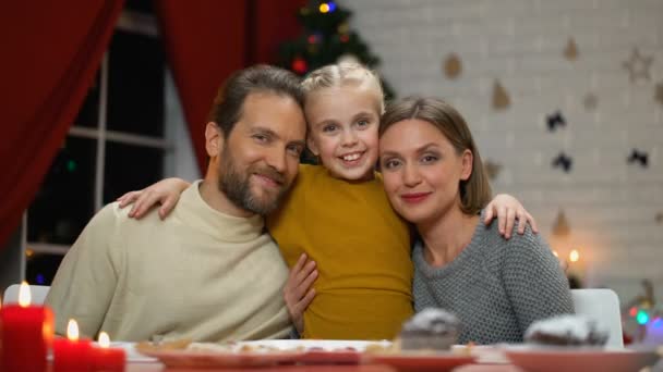 Los Padres Niña Mirando Cámara Árbol Navidad Chispeante Detrás Zoom — Vídeos de Stock