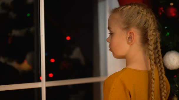 Сумно Самотня Дівчина Вікно Токарно Дивлячись Камеру Різдво Дитячого Будинку — стокове відео