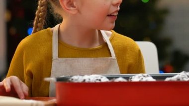 Küçük kız gizlice yemek cupcake, Festival tablo, closeup tatlılar çalmak