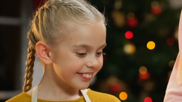 Счастливая Девушка Наблюдает Мама Готовит Курицу Подготовка Рождественскому Ужину — стоковое видео