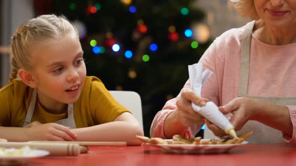 Nonna Insegnare Nipote Decorare Biscotti Pan Zenzero Con Zucchero Velo — Video Stock