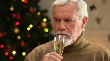Şampanya çocuk eksik Noel'de yalnız içmek depresif yaşlı adam