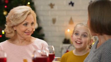 Küçük kız yetişkin tatil masada, mutlu Noel kutlamaları ile şaka