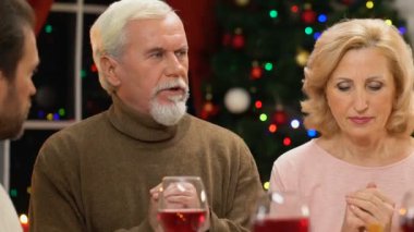 Geniş aile önce Christmas yemek, akşam yemeği nimet, tatil ruhu için dua