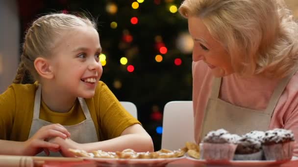 Mutlu Kız Öpüşme Hamur Işleri Pişirme Kutlama Noel Birlikte Büyükanne — Stok video