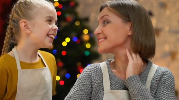 Bonito Filha Abraçando Mãe Desfrutando Férias Natal Juntos Close — Vídeo de Stock