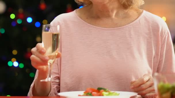 Старенька Шампанське Намагаючись Посміхнутися Камеру Самотня Вдова — стокове відео