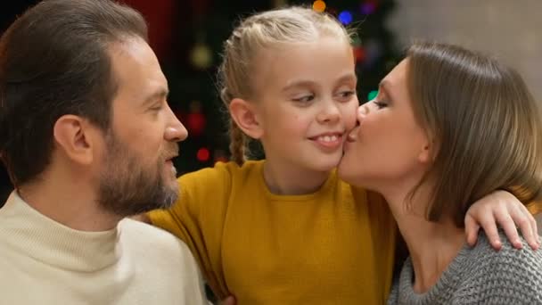 Eltern Küssen Tochter Blicken Die Kamera Glückliche Familie Weihnachtsurlaub — Stockvideo