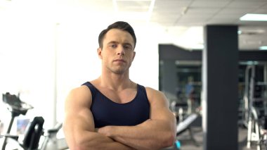 Kaslı vücut geliştirmeci poz, spor Servisi, kişisel antrenör, spor motivasyon 