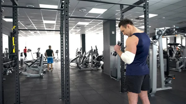 Homme Fort Avec Entraînement Coude Blessé Avec Haltère Dans Salle — Photo