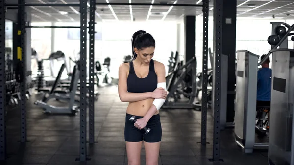 Mulher Segurando Cotovelo Enfaixado Levantar Halteres Dor Forte Lesão Corpo — Fotografia de Stock