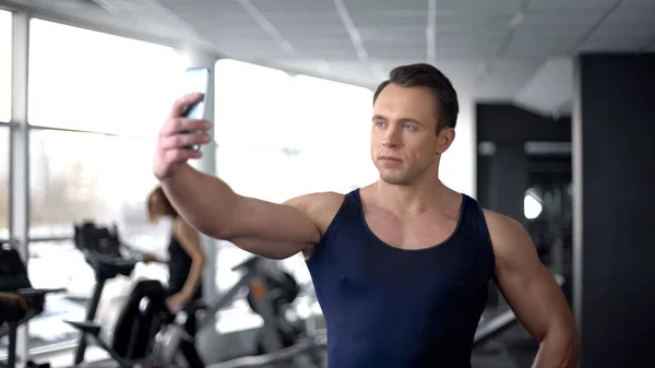 Selfie Spor Salonunda Alma Gönderme Smartphone Modern Teknoloji Vücut Geliştirmeci — Stok fotoğraf